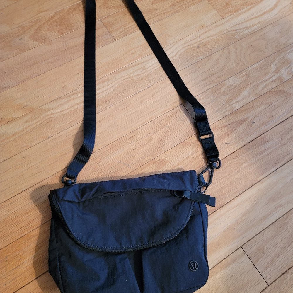Lululemon black all night festival bag